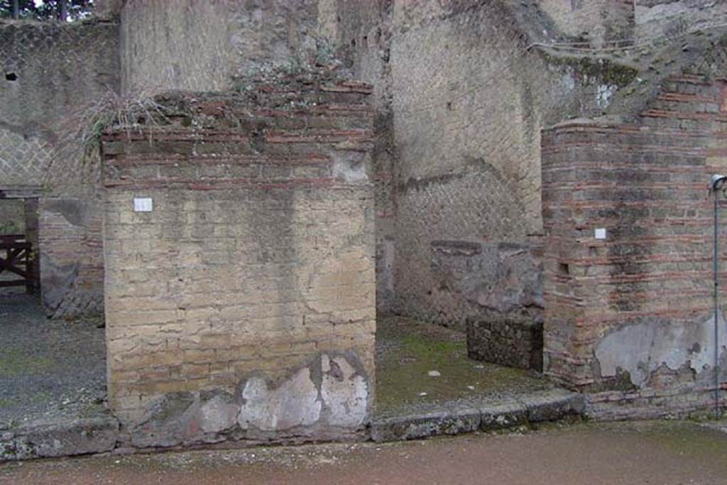Ins Or II, 10, on right, Herculaneum. January 2002. Looking east towards entrances with Ins.Or.II.11, on left.
Photo courtesy of Nicolas Monteix.